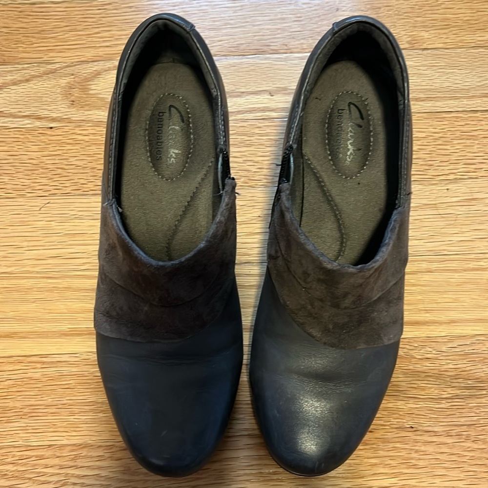 Clark’s Bendables grey leather and suede booties 9